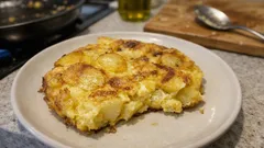 Frittata di patate in padella: semplice, dorata fuori e morbida dentro