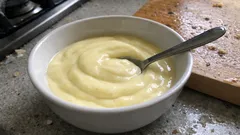 Crema inglese fatta in casa: il trucco per averla liscia, vellutata e senza grumi