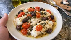 Filetti di merluzzo alla mediterranea: il secondo veloce che profuma di casa